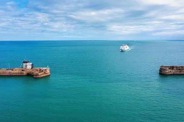 Luftaufnahme des Hafens von Dover mit vielen Fähren