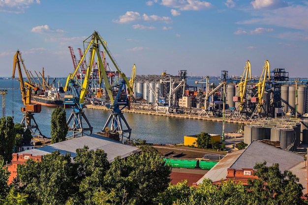 Luftaufnahme des Hafens von Odessa, Frachtkräne und Container im Hafen von Odessa, Ukraine