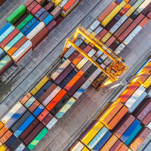 Luftaufnahme des Hafenterminals für Schiffscontainer. Bunte Muster von Containern im Hafen. Seelogistik globaler Import-Export-Handelstransport.