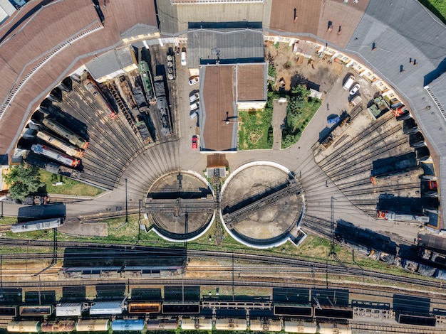 Luftaufnahme des halbrunden Bahnbetriebswerks in der Nähe der runden Bahndrehscheibe für Waggons Drohnenfotoaufnahme