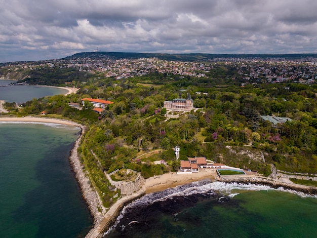 Luftaufnahme des historischen Euxinograd-Palastes in Varna, Bulgarien. Bewundern Sie die großartige Architektur und die üppigen Gärten dieses herrlichen Anwesens an der wunderschönen Schwarzmeerküste