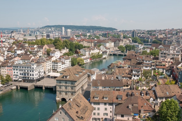 Luftaufnahme des historischen Stadtzentrums von Zürich mit dem Fluss Limmat von der Grossmünster-Kirche, Kanton Zürich, Schweiz. Sonniger Tag im Sommer