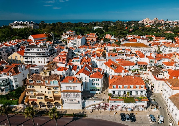 Luftaufnahme des historischen Zentrums von Cascais Portugal an einem sonnigen Tag