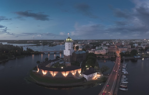 Luftaufnahme des historischen Zentrums von Wyborg in einer weißen Nacht