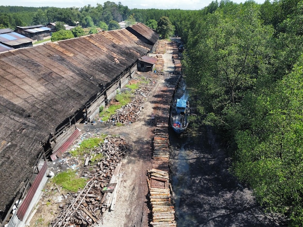 Luftaufnahme des Holzdorfes in der Waldmangrovenlandschaft