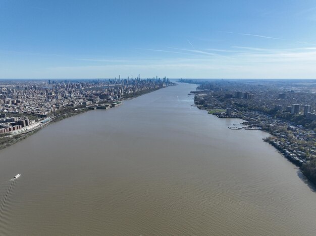 Luftaufnahme des Hudson River und New Jersey und New York mit blauem Himmel