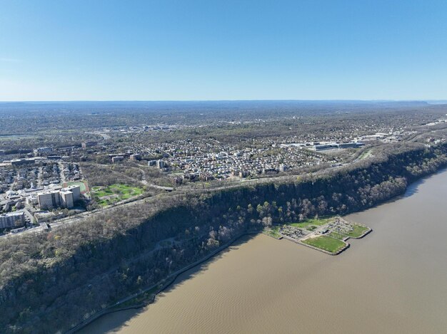 Luftaufnahme des Hudson River und New Jersey und New York mit blauem Himmel