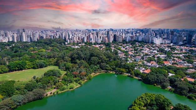 Luftaufnahme des Ibirapuera-Parks in Sao Paulo, Brasilien. Park mit erhaltener Grünfläche