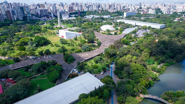 Luftaufnahme des Ibirapuera Parks in Sao Paulo SP Wohngebäude rund um den See im Ibirapuera Park