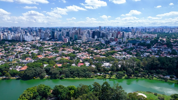 Luftaufnahme des Ibirapuera Parks in Sao Paulo SP Wohngebäude rund um den See im Ibirapuera Park