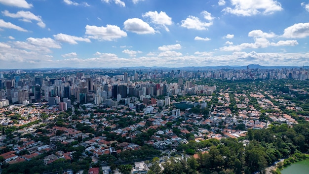 Luftaufnahme des Ibirapuera Parks in Sao Paulo SP Wohngebäude rund um den See im Ibirapuera Park