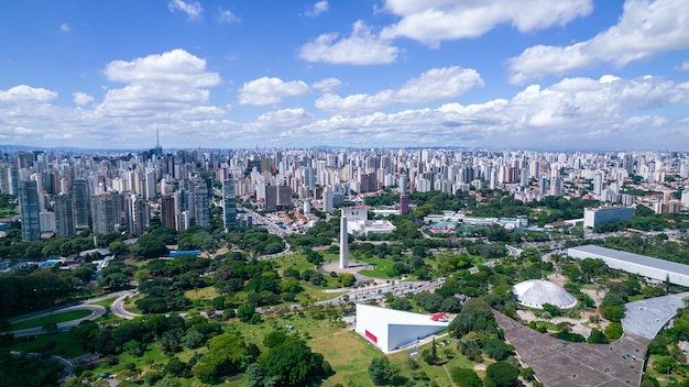 Luftaufnahme des Ibirapuera Parks in Sao Paulo SP Wohngebäude rund um den See im Ibirapuera Park