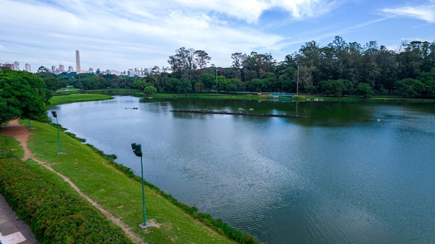 Luftaufnahme des Ibirapuera Parks in So Paulo, SP. Wohnbebauung drumherum. See in Ibirapuera