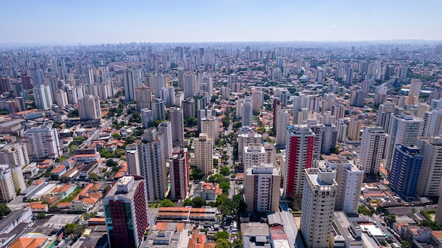 Luftaufnahme des Ibirapuera Parks in So Paulo, SP. Wohnbebauung drumherum