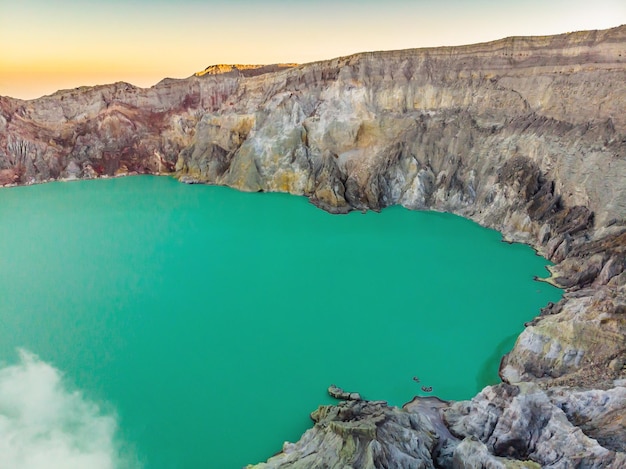 Luftaufnahme des Ijen-Vulkans oder Kawah Ijen auf dem berühmten Vulkan der indonesischen Sprache