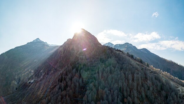 Luftaufnahme des Kaukasus im Herbst in Krasnaya Polyana, Sonne über dem Berg. Russland.