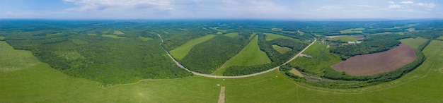 Foto luftaufnahme des kaukasus-walds mit panoramablick auf grüne felder