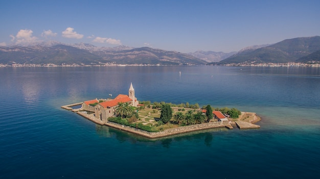 Luftaufnahme des Klosters auf der Insel