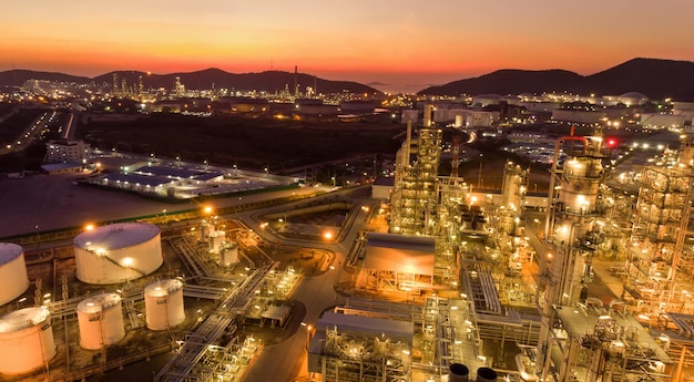 Luftaufnahme des Kraftwerks der Rohr- und Chemieölraffinerie und des Metallrohrs auf dem Hintergrund des Sonnenuntergangs