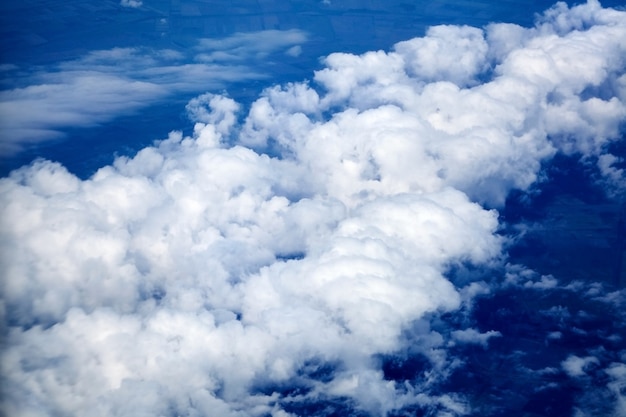 Luftaufnahme des Landes, der Felder und der Wolken