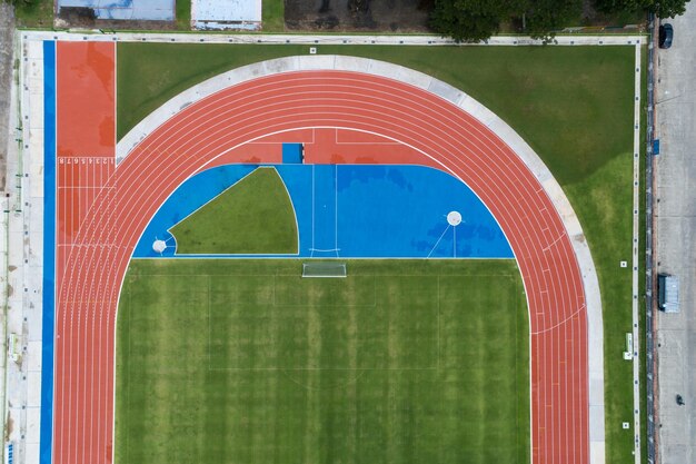 Luftaufnahme des leeren neuen Fußballplatzes von oben mit Laufstrecken um ihn herum Erstaunliches neues kleines Stadion für viele Sportdisziplinen in Phuket Thailand.