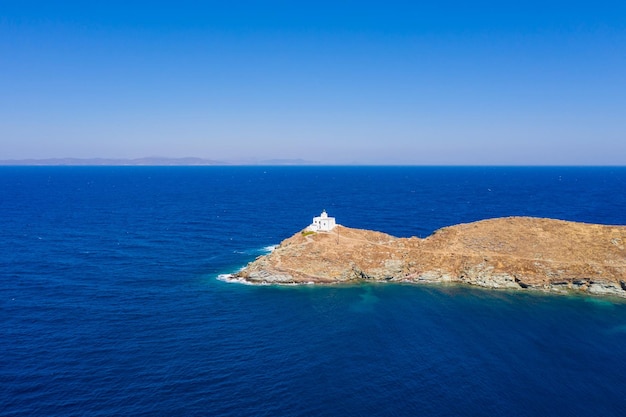 Luftaufnahme des Leuchtturms der Insel Kea Tzia, Kykladen, Griechenland