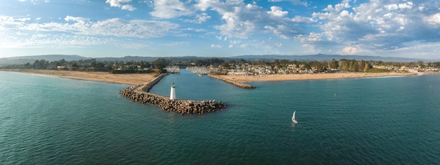 Luftaufnahme des Leuchtturms der Stadt Capitol Beach in Kalifornien