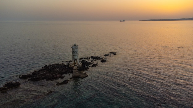 Luftaufnahme des Leuchtturms von Calasetta Mangiabarche im Süden Sardiniens während eines Sommersonnenuntergangs