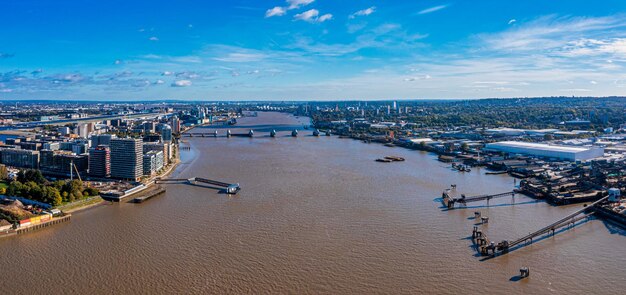Luftaufnahme des London City Dam oder Thames Flood Barrier über die Themse.