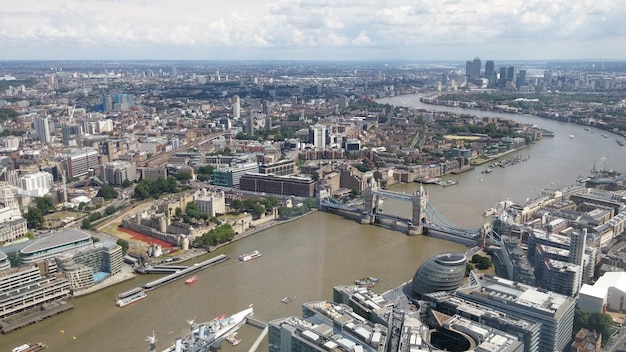 Luftaufnahme des Londoner Stadtlandschafts vor einem bewölkten Himmel