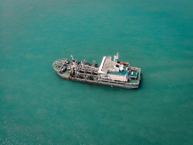 Luftaufnahme des Öltankers in blauem Wasser, Kraftstoff, Industrie; Schiffe Konzept.