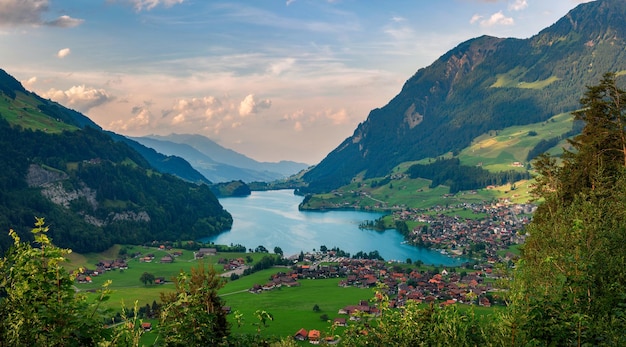 Luftaufnahme des Lungernseetals in der Schweiz