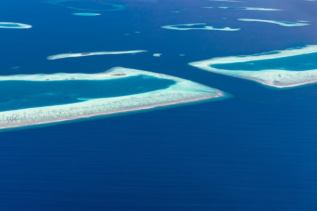 Luftaufnahme des Luxusreiseziels Malediven Resort Vogelperspektive tiefblaues Meereskorallenriff