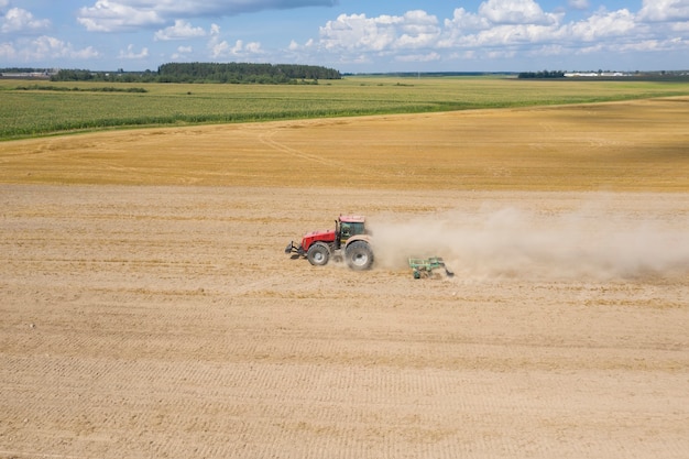 Luftaufnahme des Mähdreschers im Feld