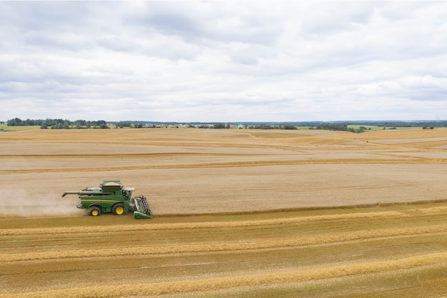 Luftaufnahme des Mähdreschers im Feld