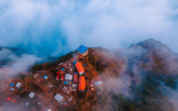 Luftaufnahme des Manungkot-Hügels über dem Nebel während der Wintersaison in Nepal