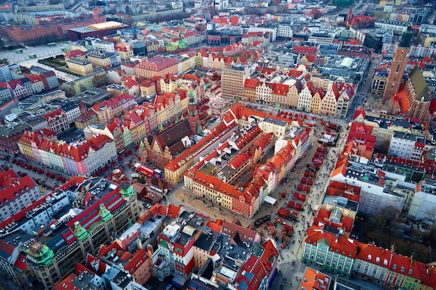 Luftaufnahme des Marktplatzes Wroclaw Rynek während der Weihnachtsferien