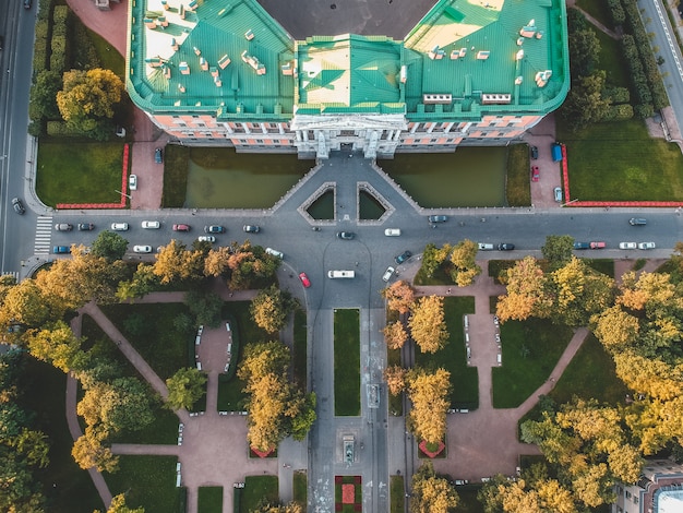 Luftaufnahme des Mikhailovsky-Schlosses, des Palace of Engineering. Russland, St. Petersburg. Untergehende Sonne. Flach liegen