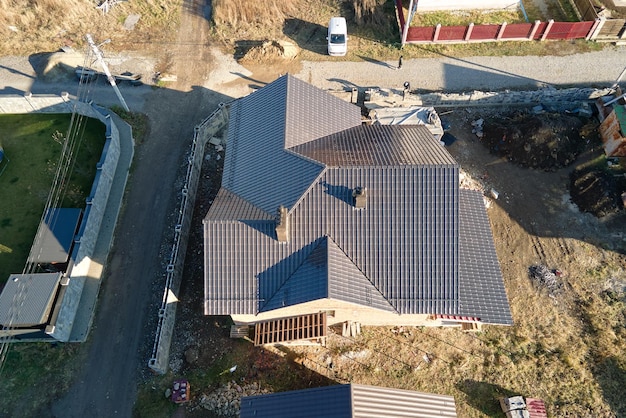 Luftaufnahme des mit Keramikschindeln bedeckten Daches des Hauses Geflieste Abdeckung des im Bau befindlichen Gebäudes