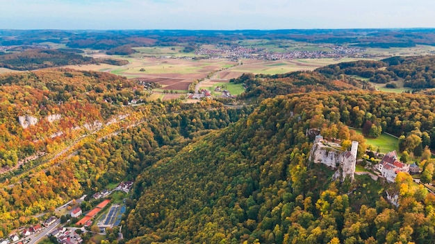 Luftaufnahme des mittelalterlichen Lichtenstein-Schlosses im Herbst in Baden-Württemberg, Deutschland