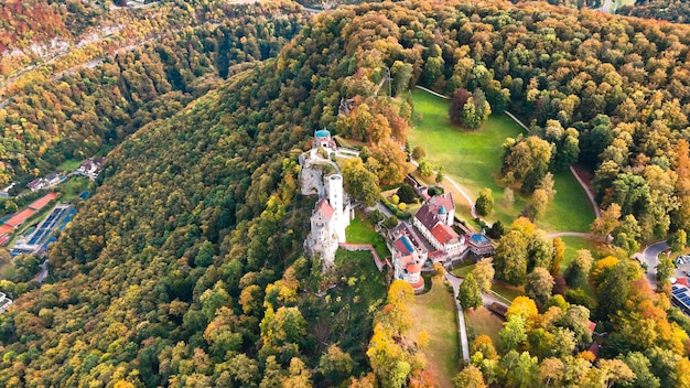 Luftaufnahme des mittelalterlichen Lichtenstein-Schlosses im Herbst in Baden-Württemberg, Deutschland