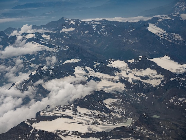 Luftaufnahme des Mont Blanc im Aostatal in Italien