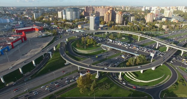 Luftaufnahme des moskauer stadtbildes mit geschäftigen verkehrsknotenpunkten russland