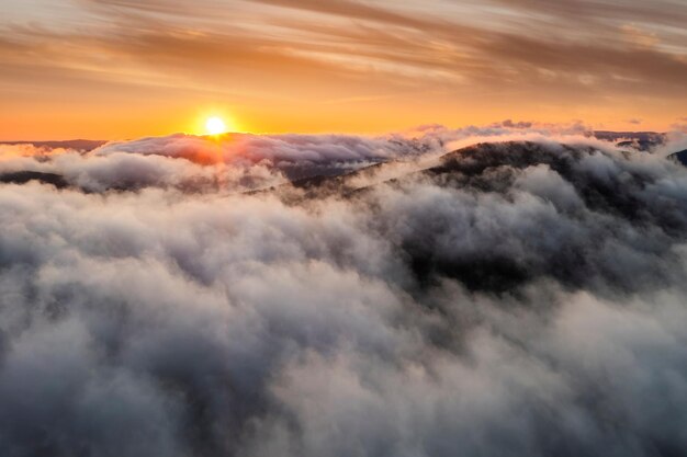 Luftaufnahme des nebligen Sonnenaufgangs in den Bergen Karpaten