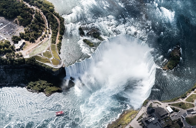 Luftaufnahme des Niagara-Wasserfalls im Sommer