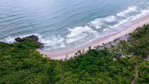 Luftaufnahme des paradiesischen Strandes von Itacarezinho Itacare Bahia Brasilien Touristenort mit Meer und Vegetation