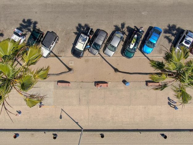 Luftaufnahme des Parkplatzes mit Autos vor dem Strandozean, La Jolla. San Diego