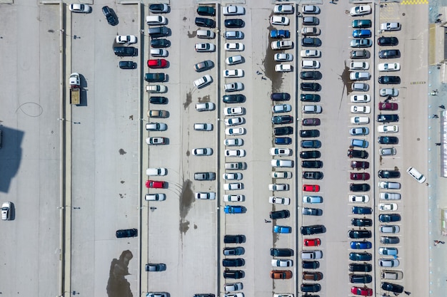 Luftaufnahme des Parkplatzes mit vielen Autos von oben, Transport und Stadtkonzept. Hubschrauber Drohnenschuss.