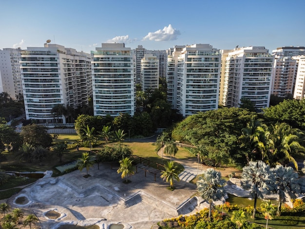 Luftaufnahme des Parks Rio 2 in Rio de Janeiro Brasilien Wohngebäude und Berge rund um den sonnigen Tag Sunset Drone Foto