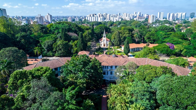 Luftaufnahme des Parque Vicentina Aranha in Sao Jose dos Campos Brasilien Kapelle und altes Sanatorium